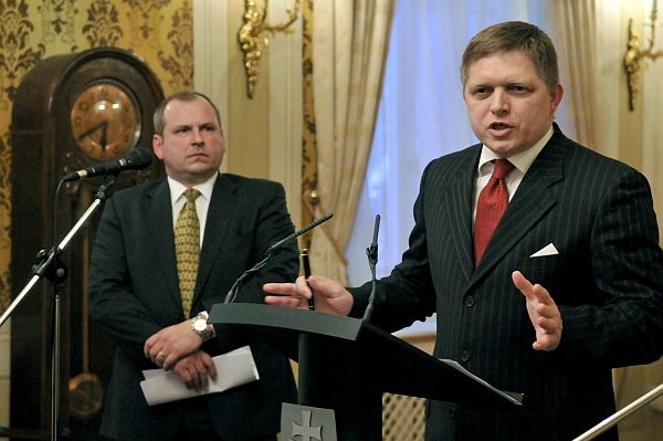 Robert Fico (vpravo) se odmítá nechat očkovat.